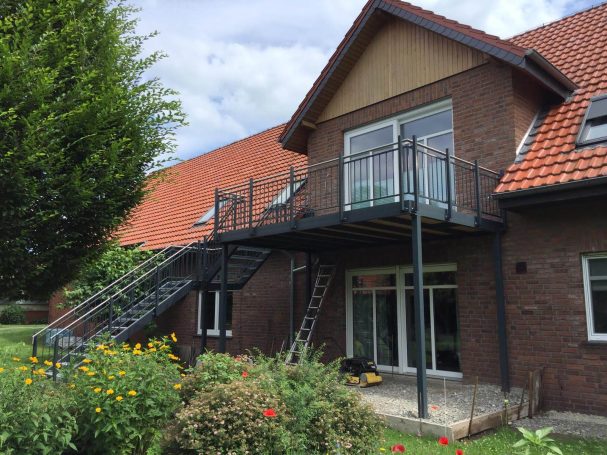 Balkon mit Treppe